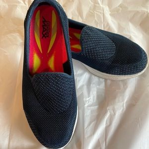 Skechers Go Walk 4 GOGA MAX size 8 1/2 Navy Blue gently worn